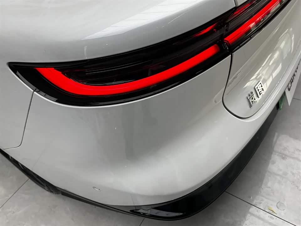 VOYAH Lantu chasing light