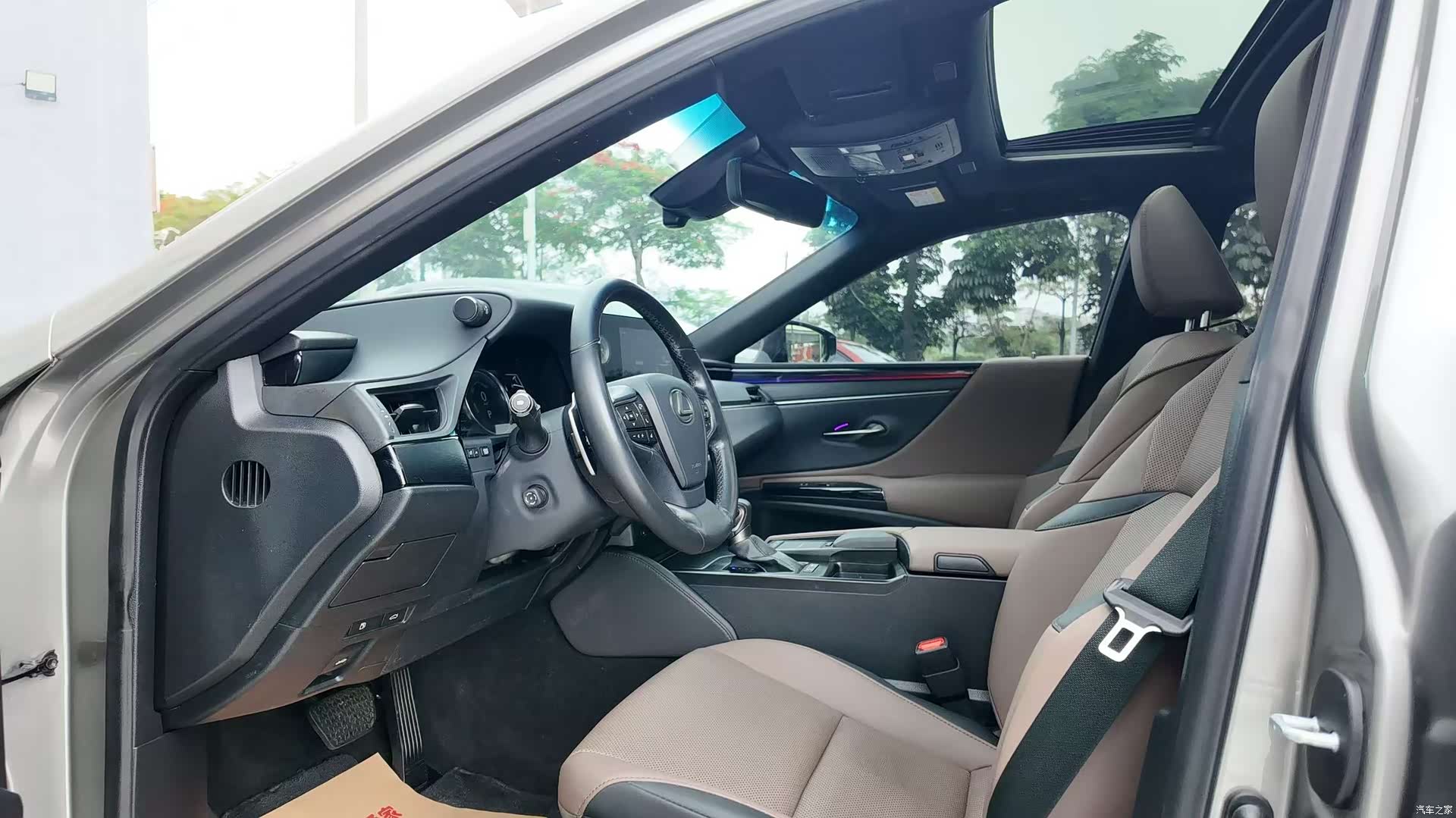 Lexus ES, 2022 все фото