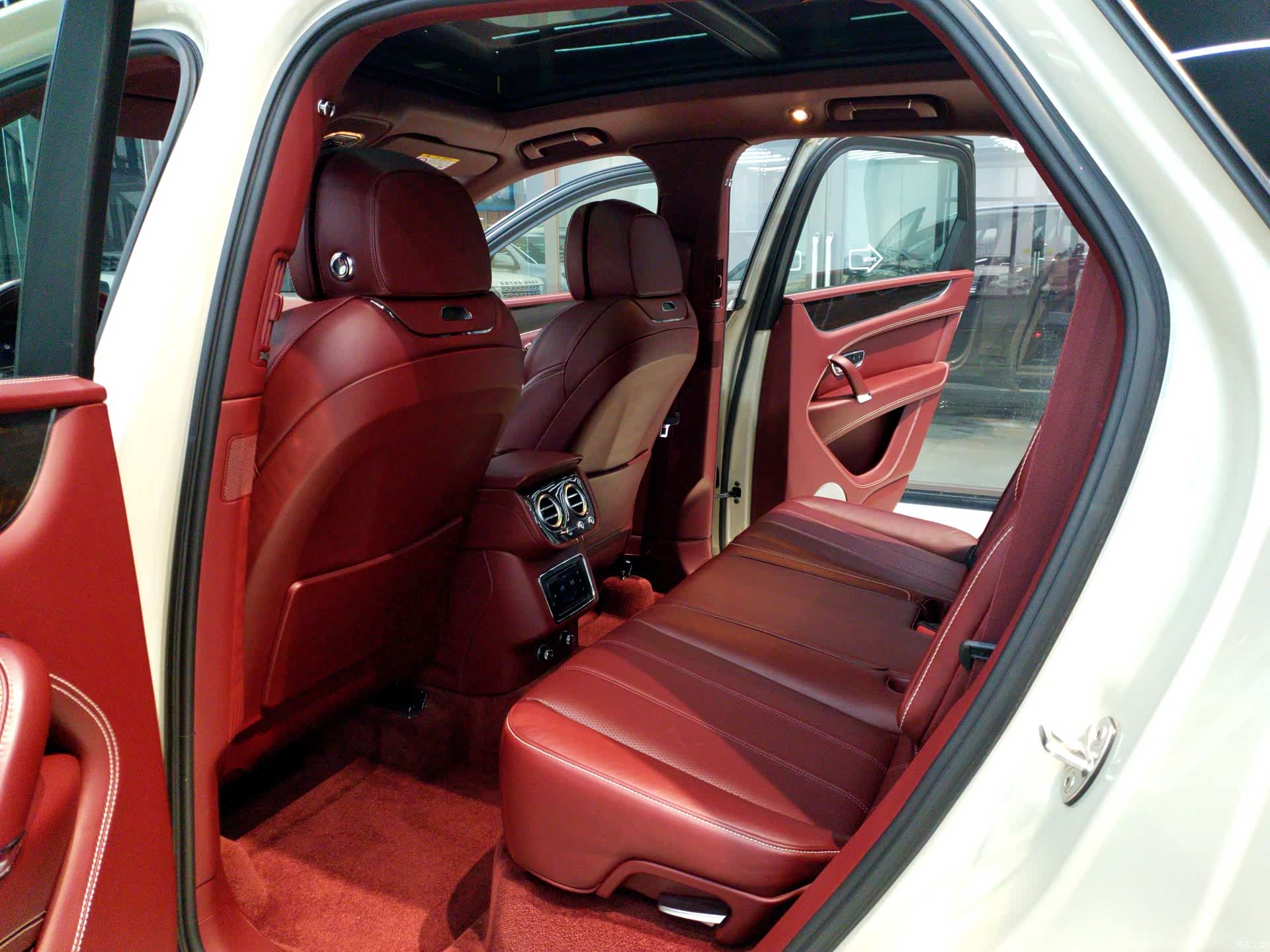 Bentley Bentayga, 2019 9