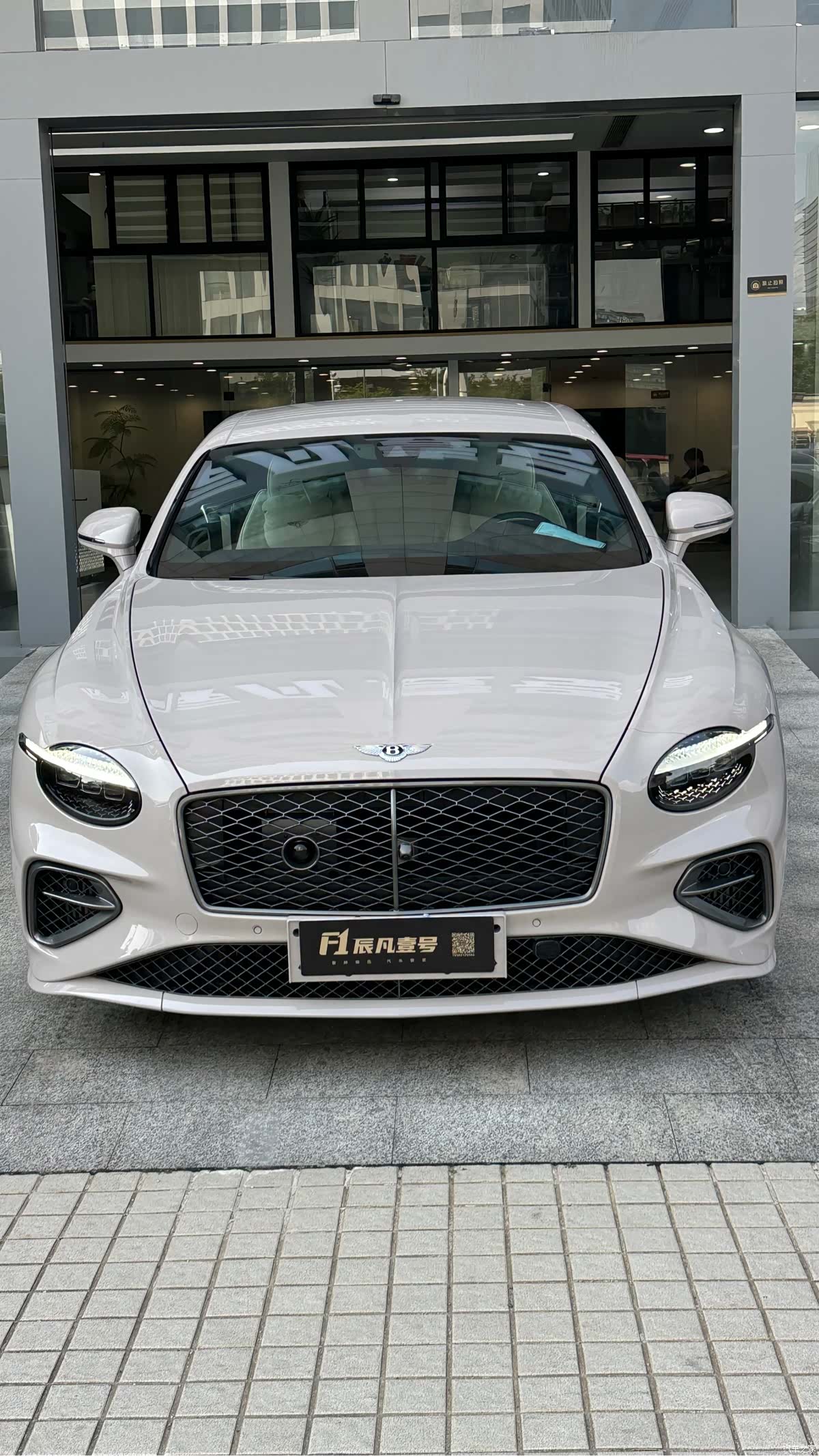 Bentley Flying Spur, 2025 2
