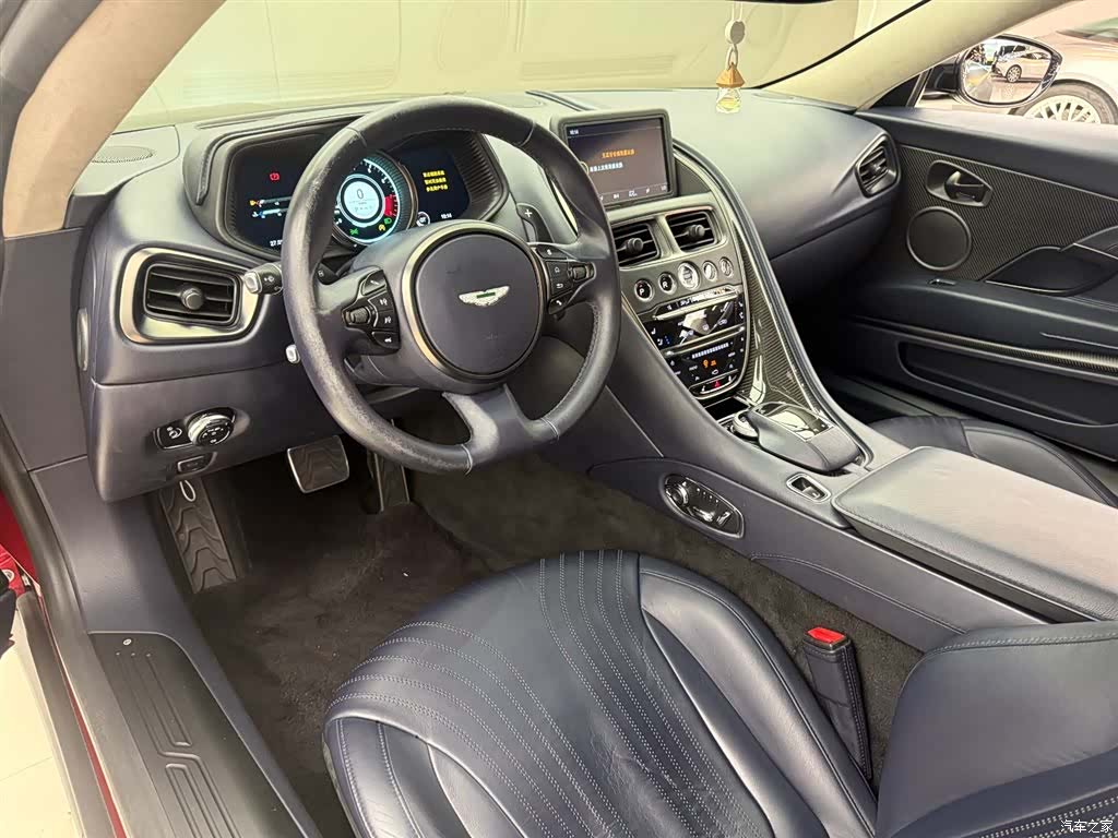 Aston Martin DB11, 2019 4