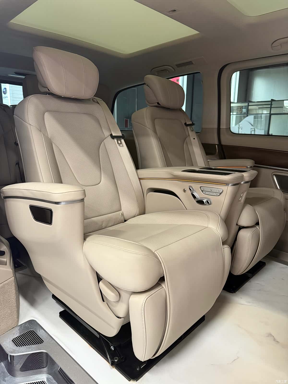 Mercedes-Benz V-Class, 2024 4