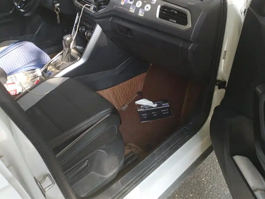 Volkswagen T-ROC exploring Songs