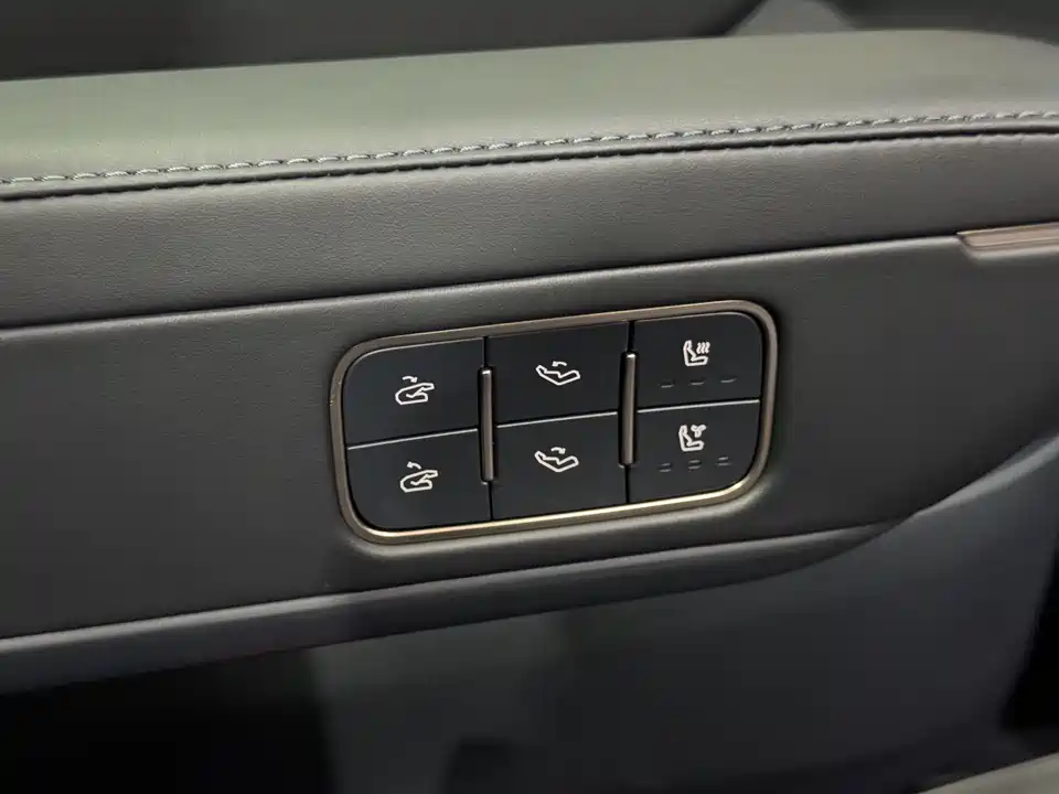 Lynk & Co 900