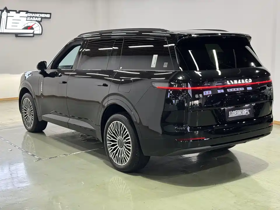 Lynk & Co 900