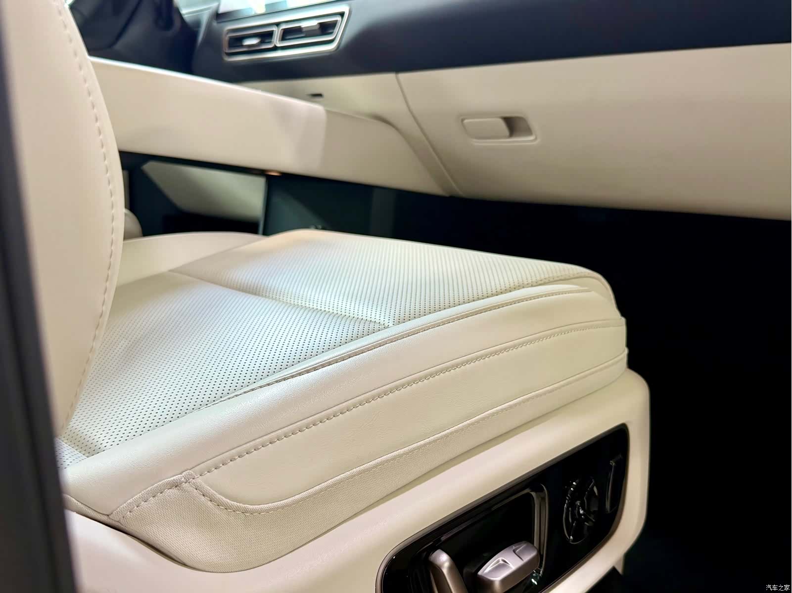 Li Auto MEGA, 2025 22