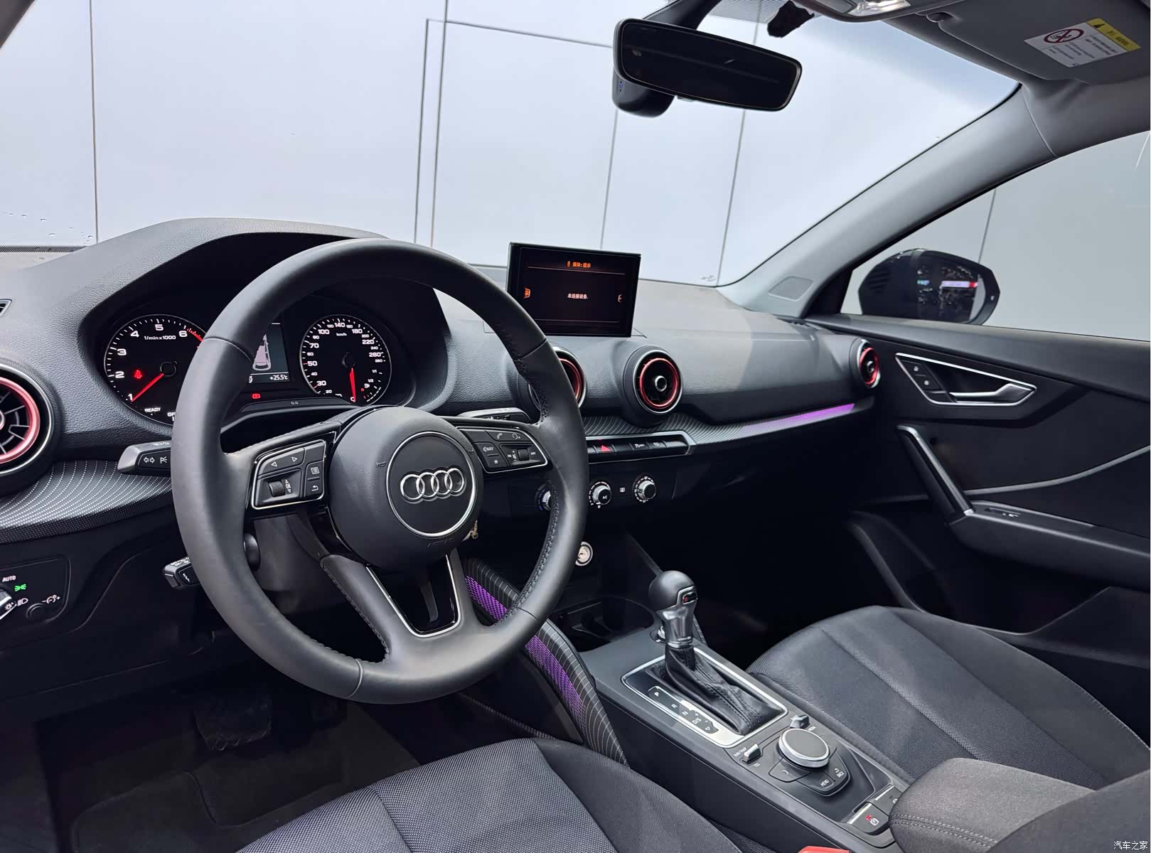 Audi Q2L, 2019 8