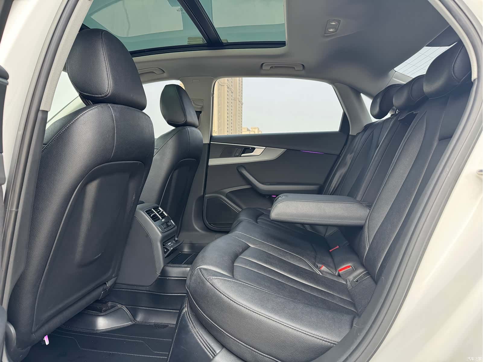 Audi A4L, 2020 все фото