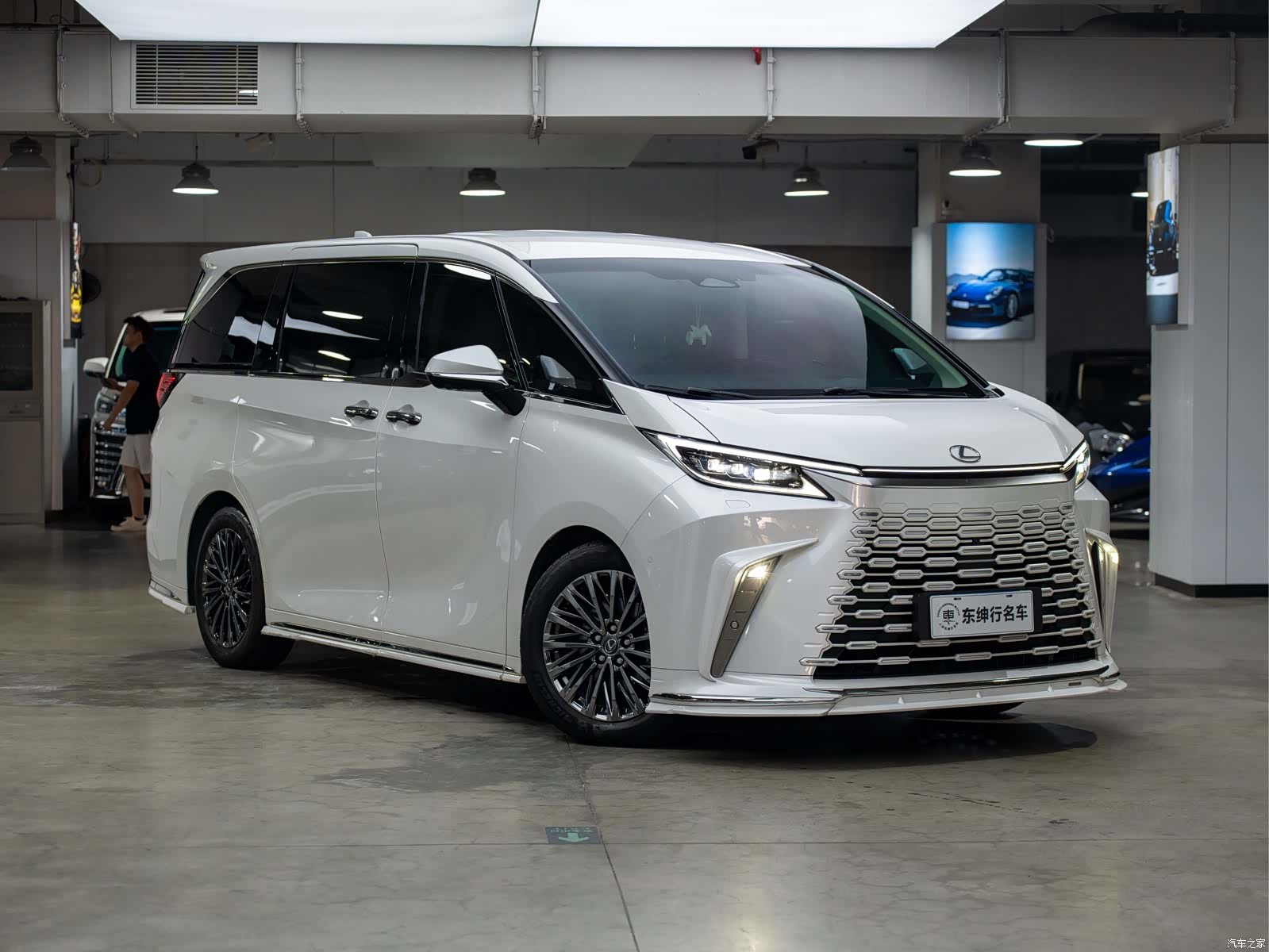 Lexus LM, 2025 3