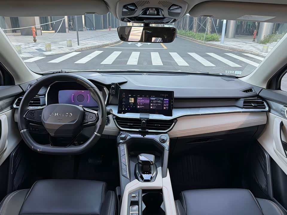 Lynk & Co 06