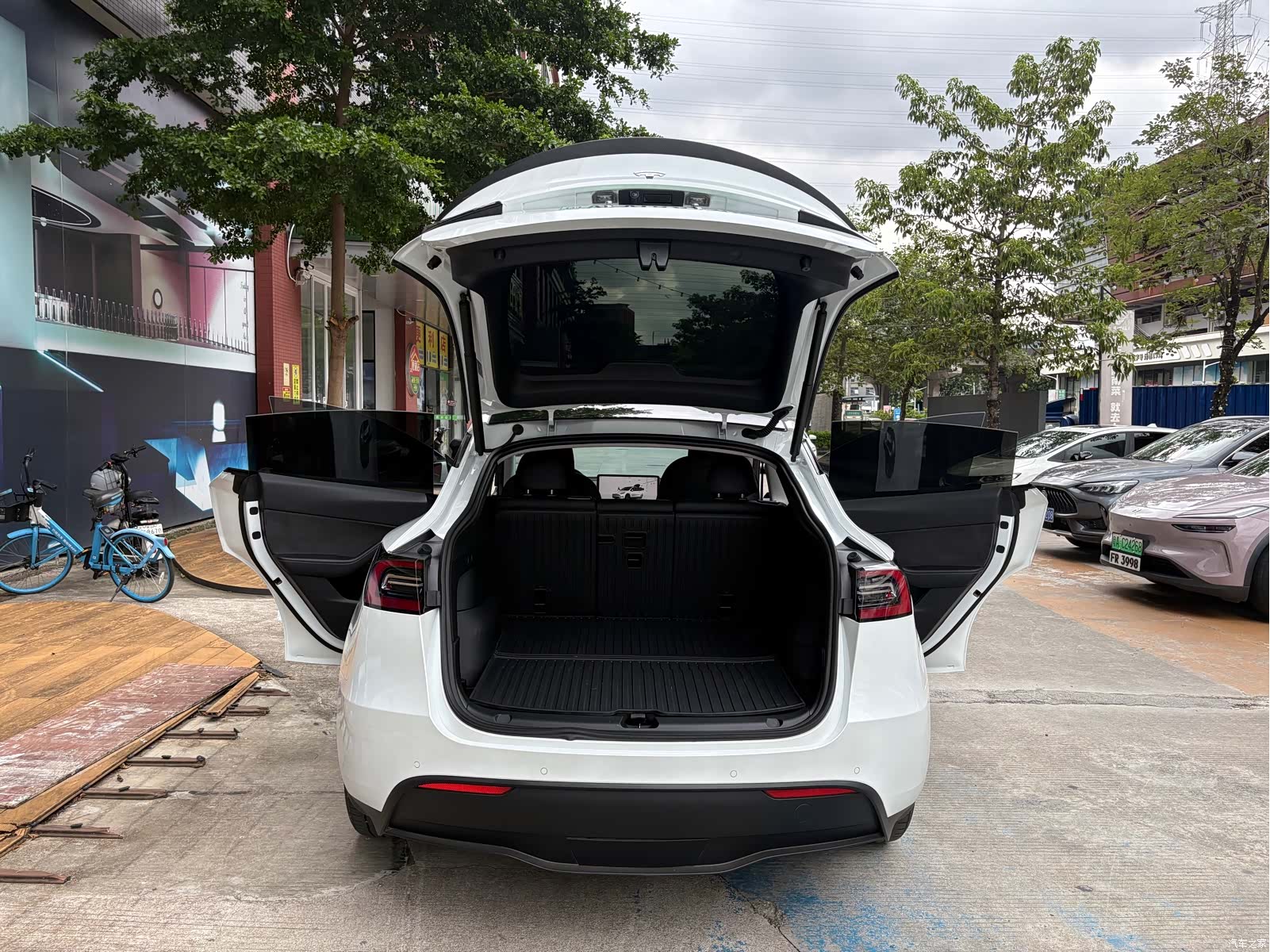 Tesla Model Y, 2023 18