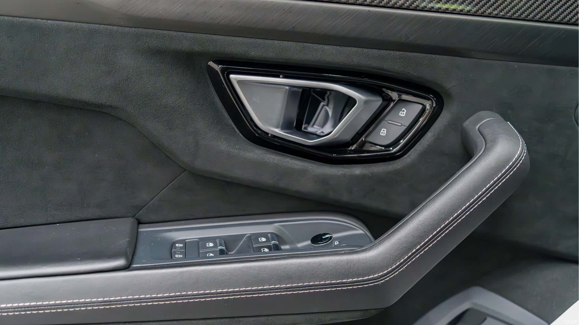 Lamborghini Urus, 2023 10