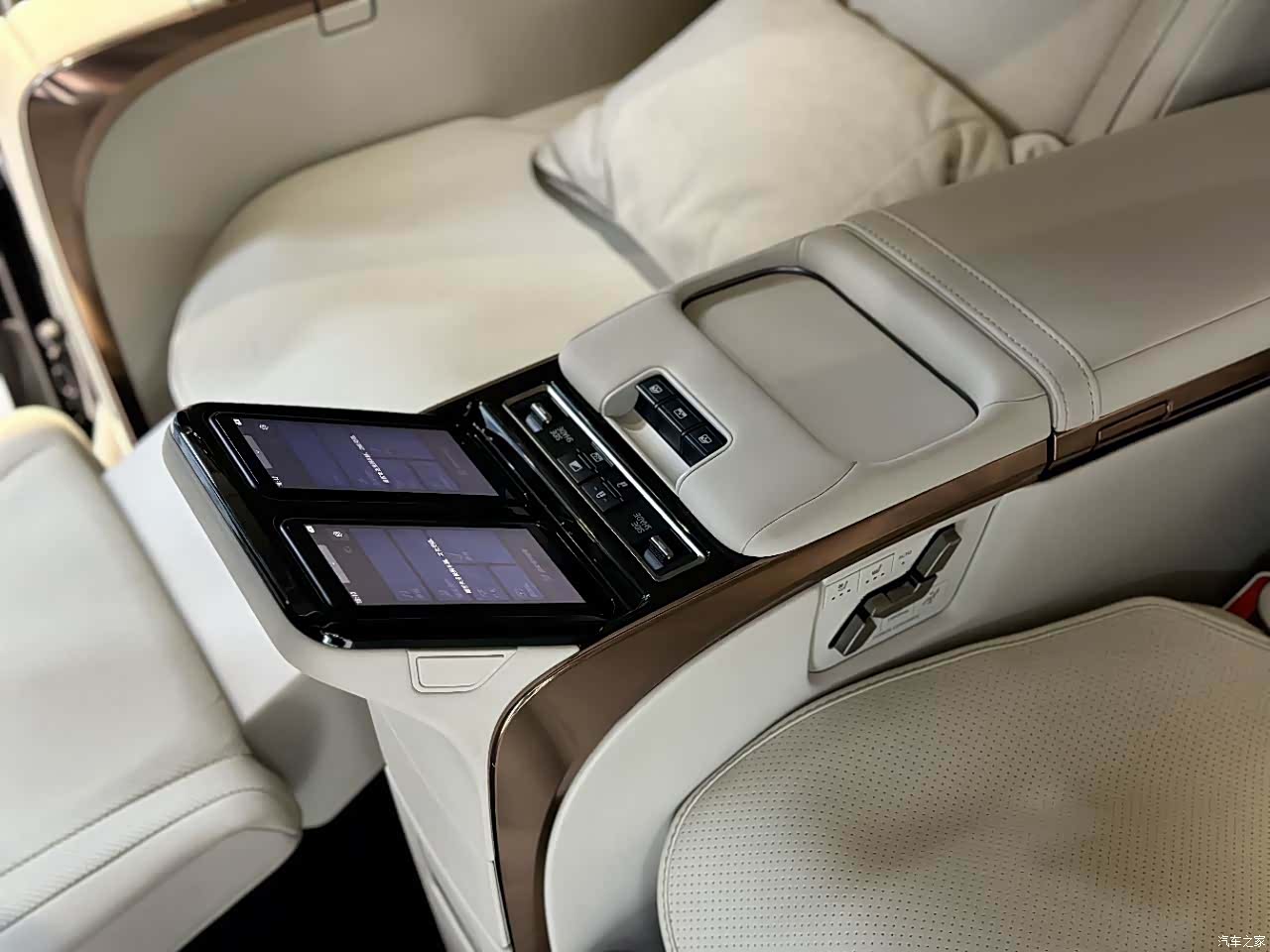 Lexus LM, 2024 9