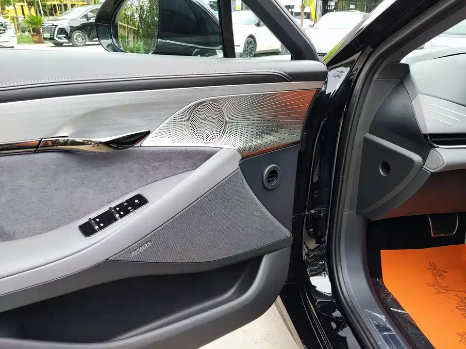 VOYAH Lantu chasing light