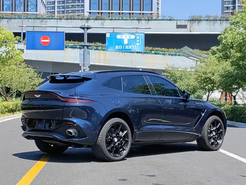 Aston Martin DBX Aston Martin DBX