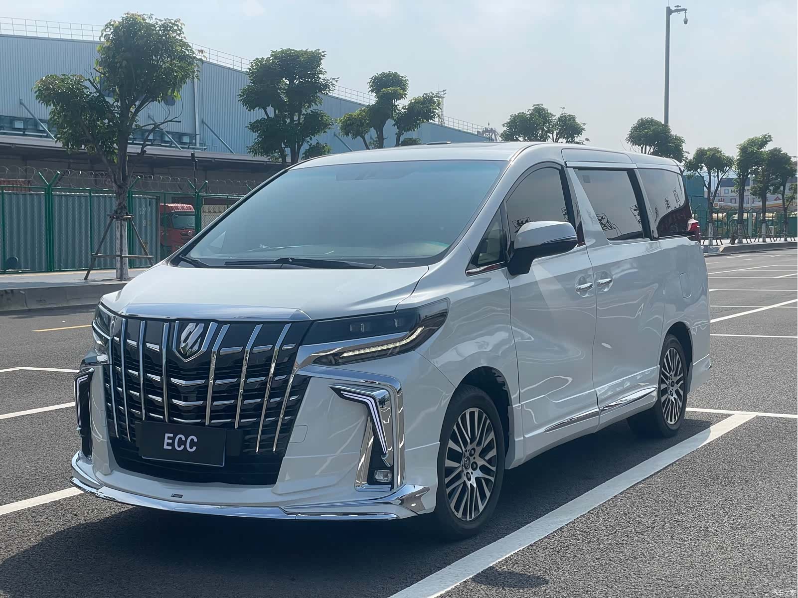 Toyota Alphard, 2012 1