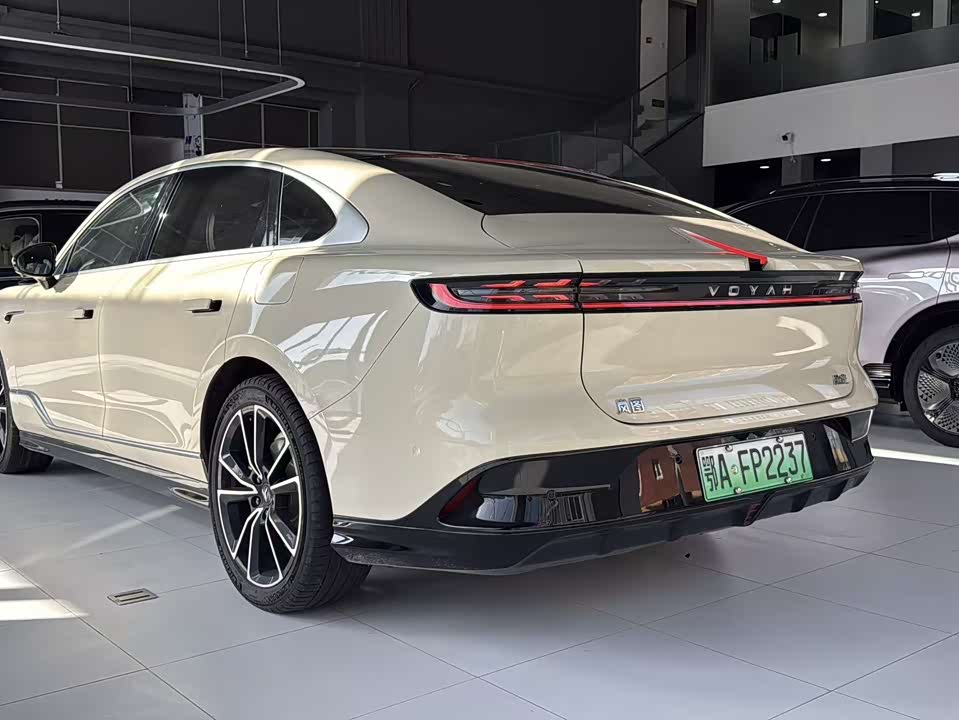 VOYAH Lantu chasing light