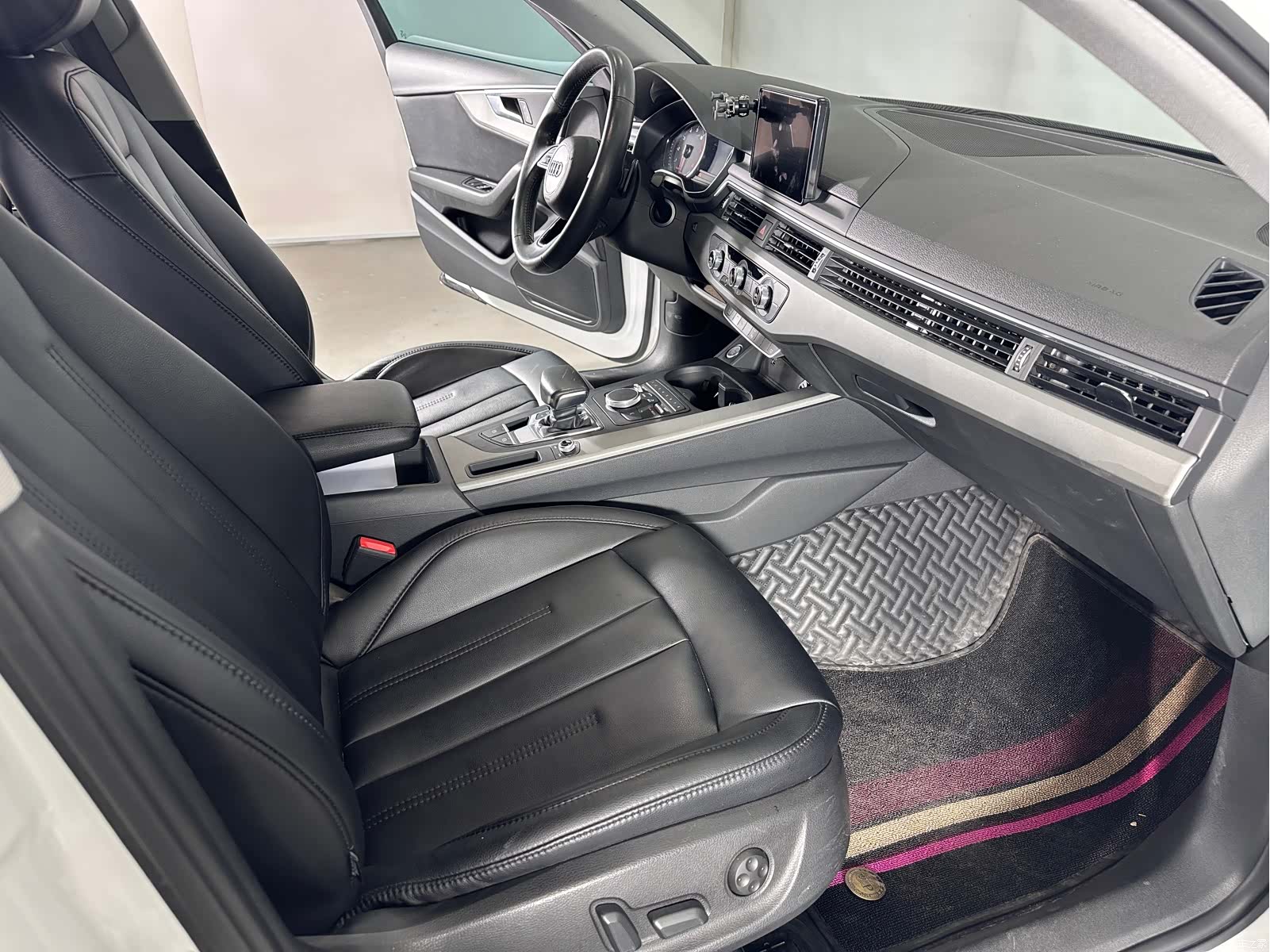 Audi A4L, 2019 все фото