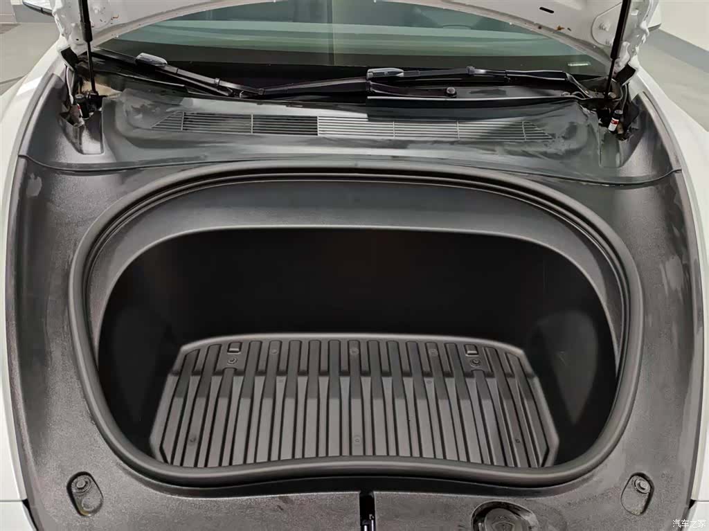 Tesla Model 3, 2025 17