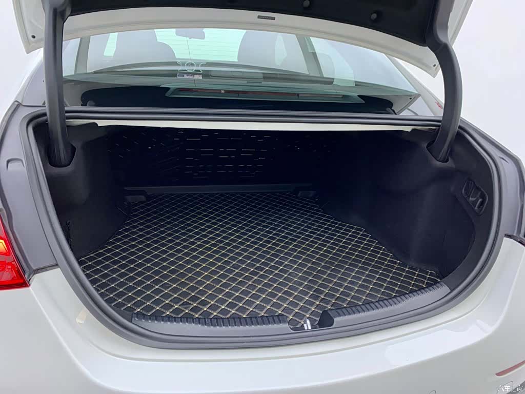 Mercedes-Benz C-Class, 2023 10