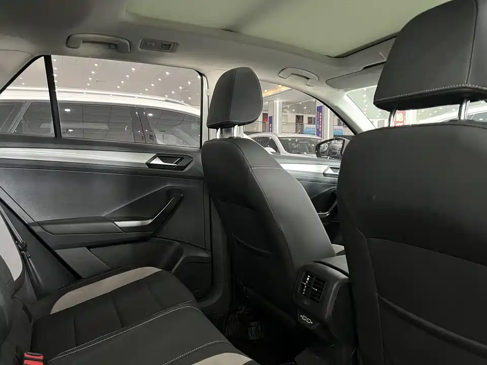 Volkswagen T-ROC exploring Songs