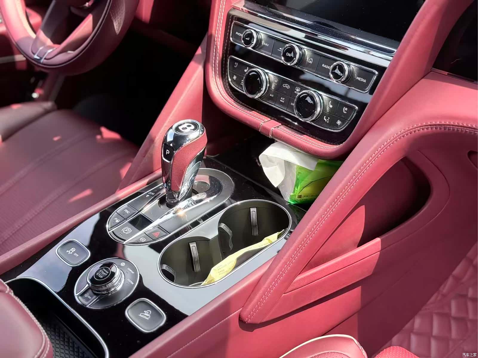 Bentley Bentayga, 2022 14