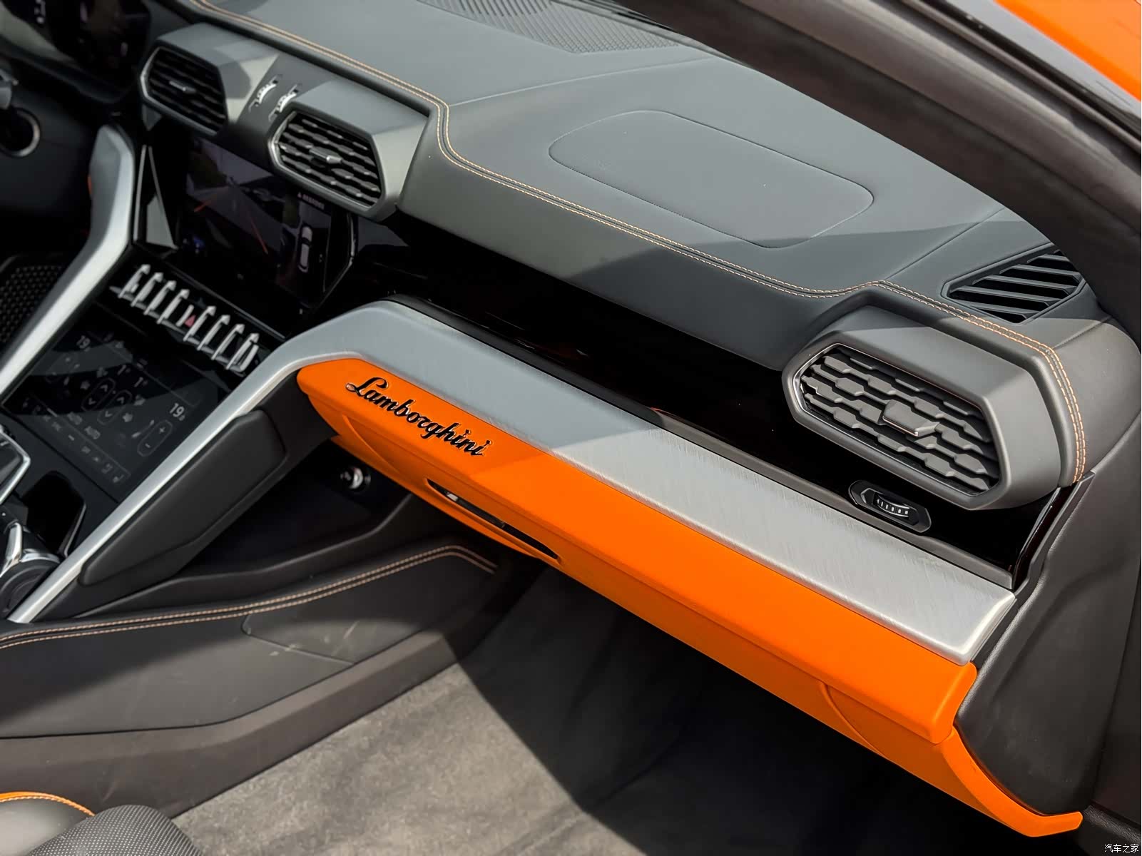 Lamborghini Urus, 2023 8
