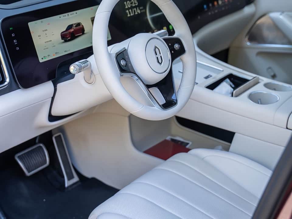 AITO Ask the world M8