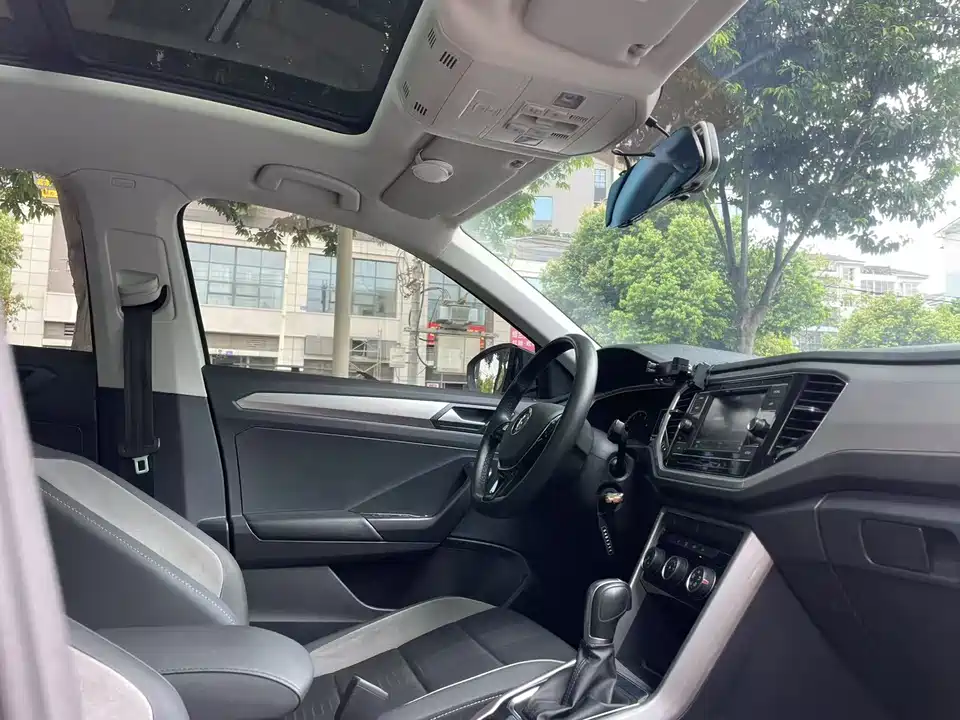 Volkswagen T-ROC exploring Songs