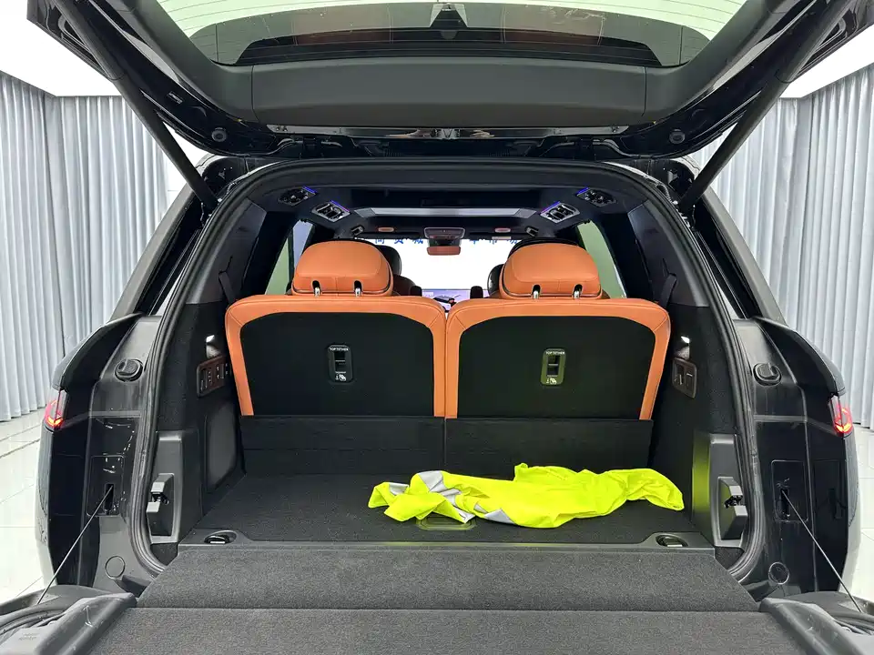 Lynk & Co 900