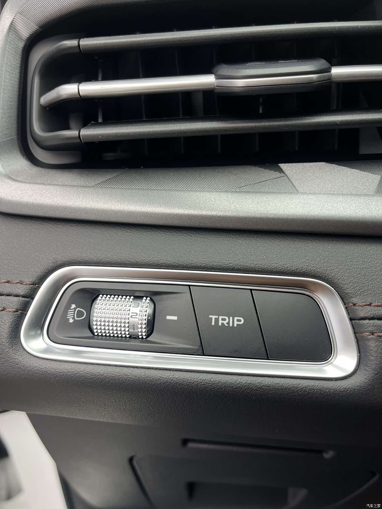 Geely X6, 2022 13