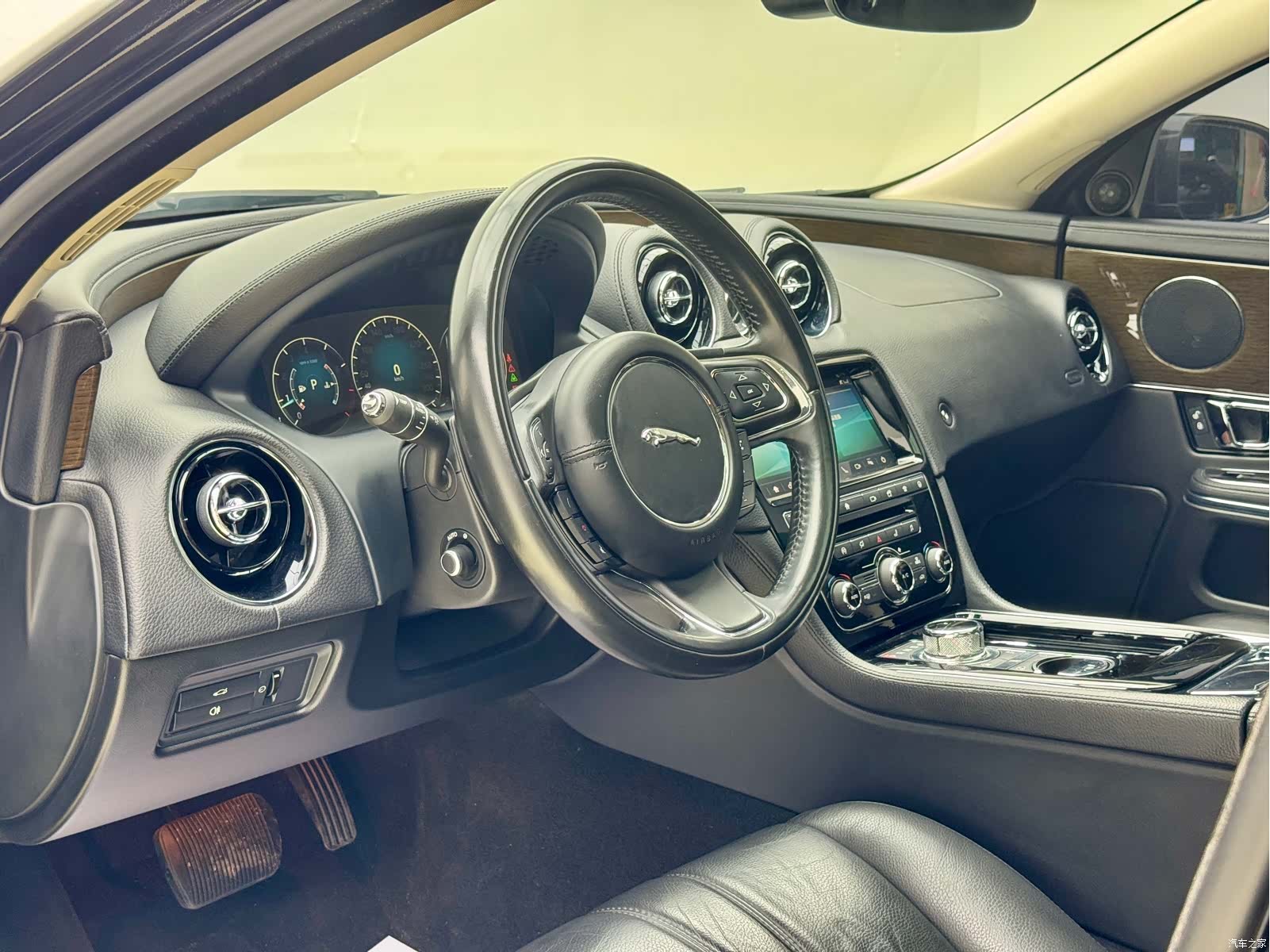 Jaguar XJ, 2019 12