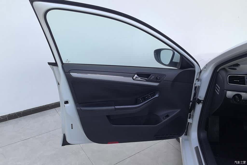Volkswagen Sagitar, 2015 7