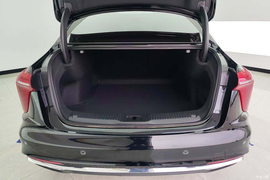 Hongqi H5, 2024 4