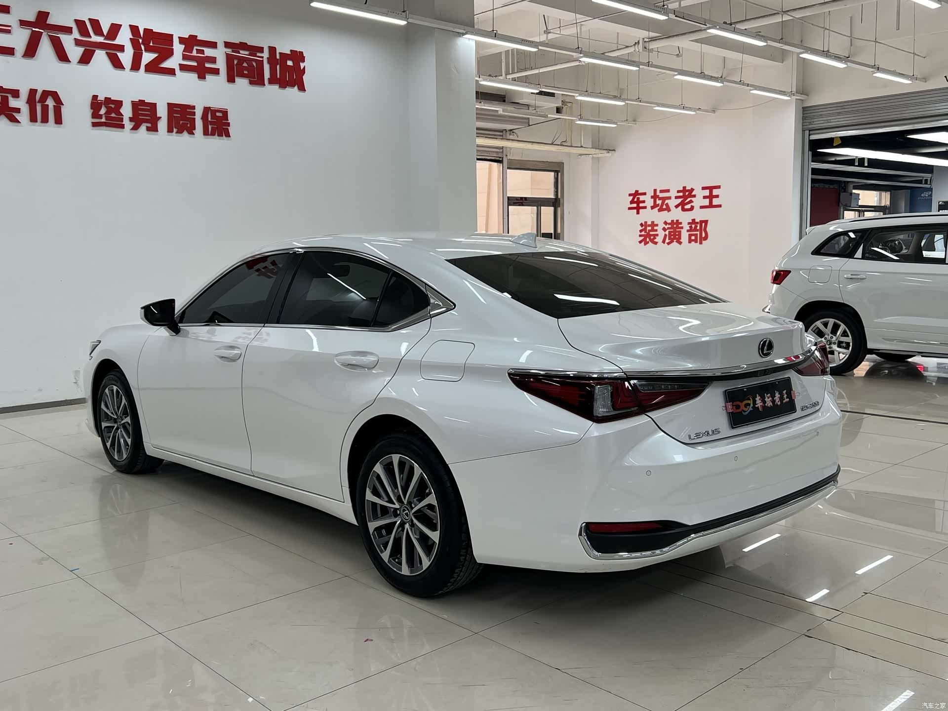 Lexus ES, 2022 все фото