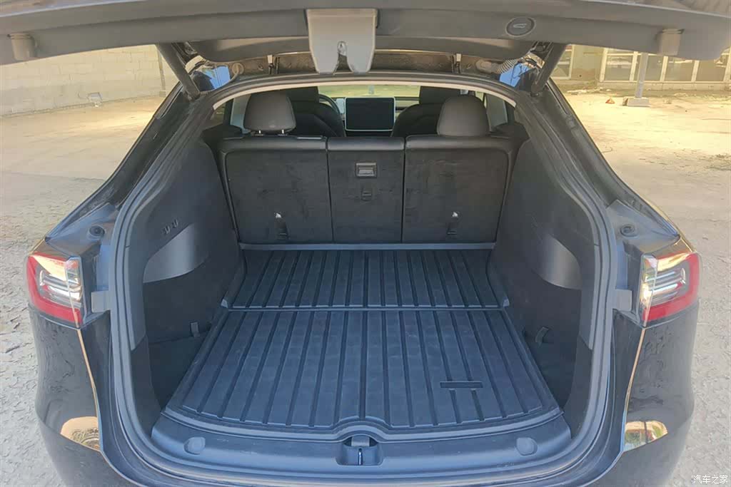 Tesla Model Y, 2023 4