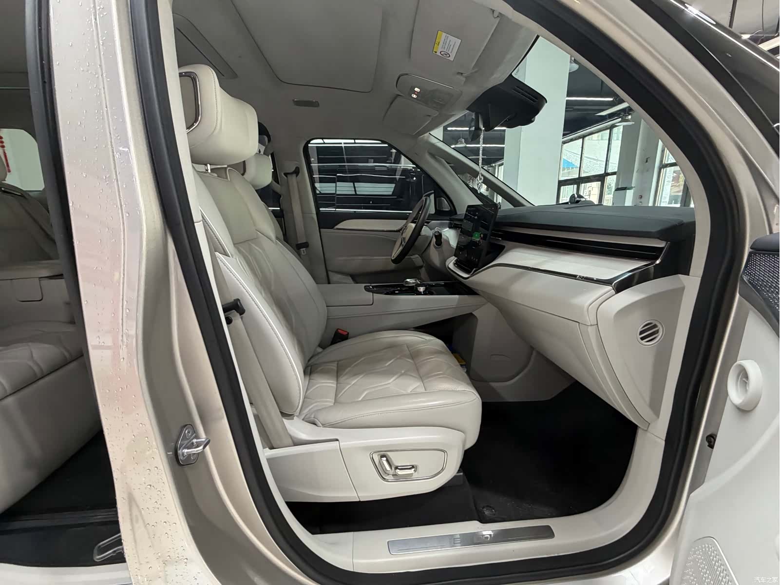 Volvo EM90, 2024 9