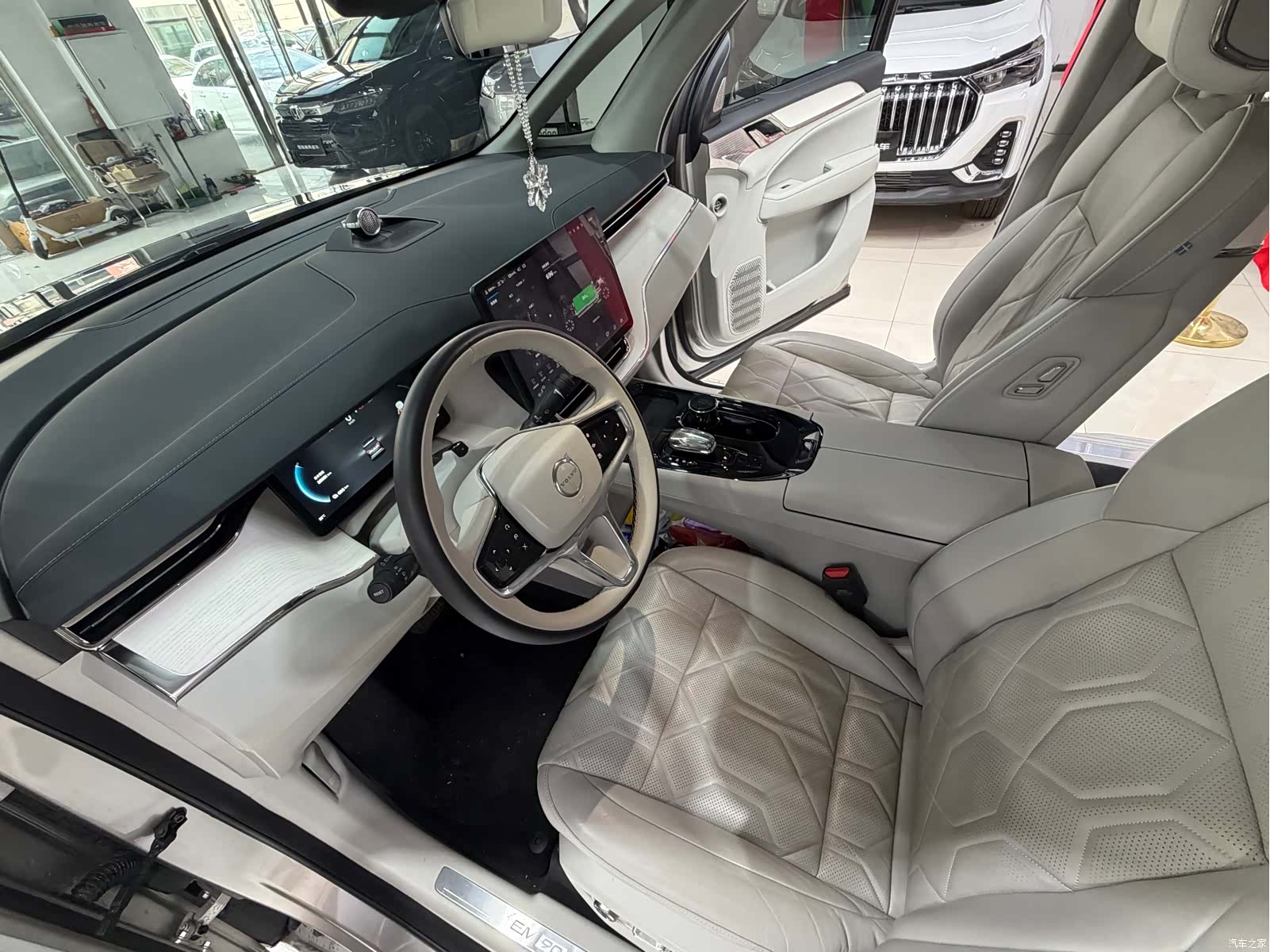 Volvo EM90, 2024 17