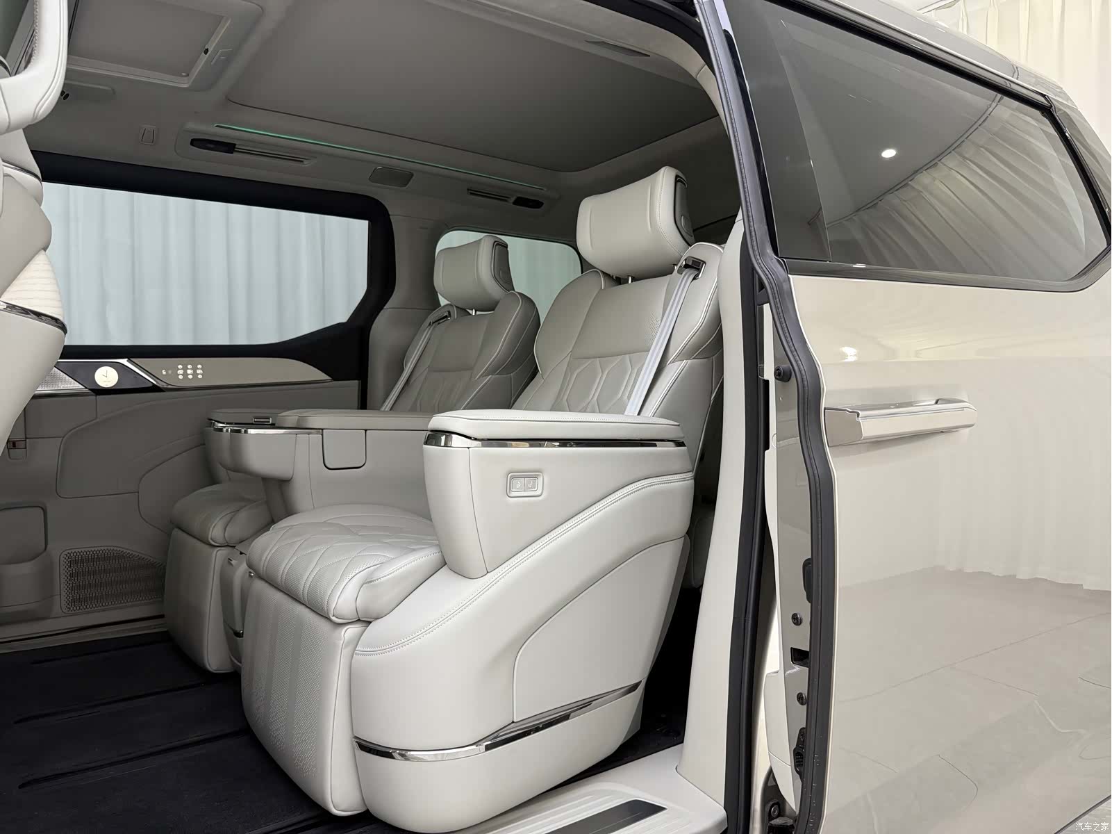 Volvo EM90, 2024 6