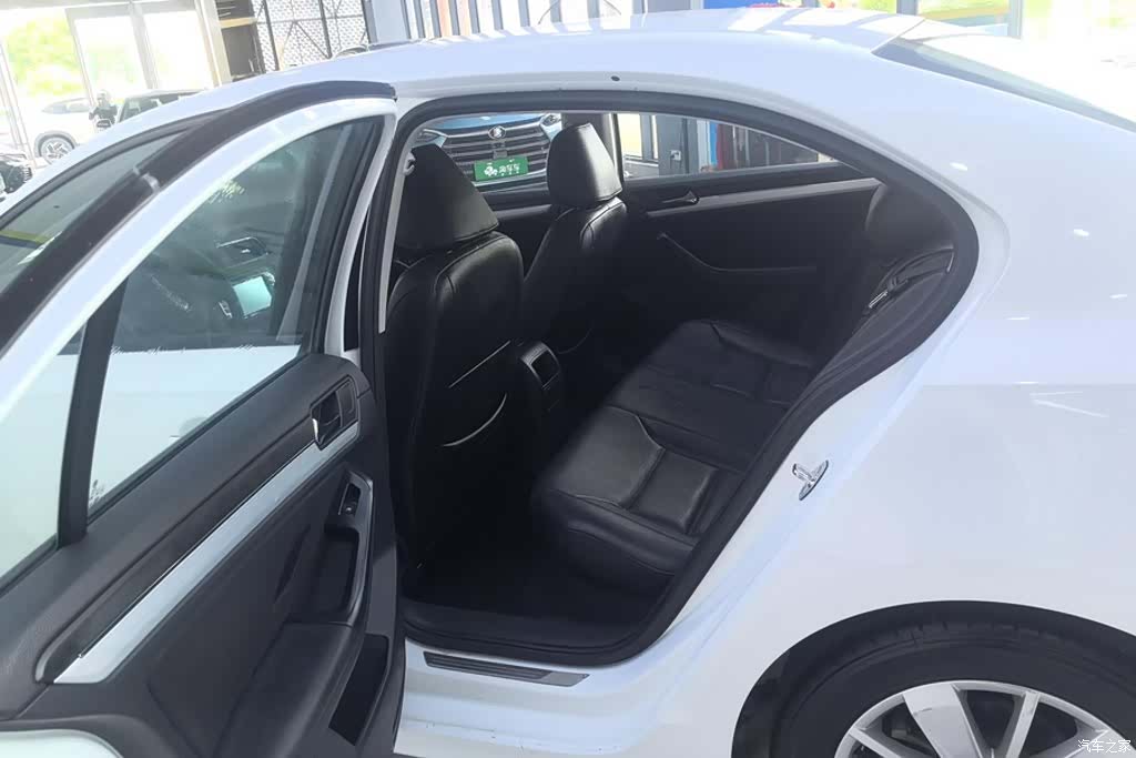 Volkswagen Sagitar, 2015 11