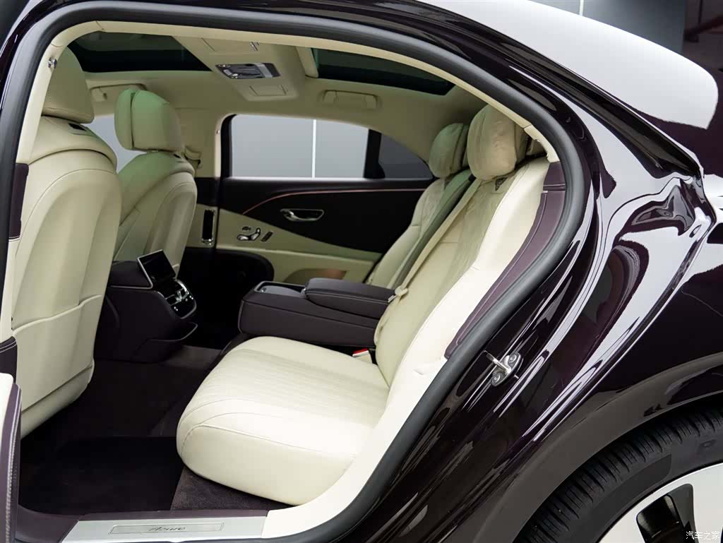 Bentley Flying Spur, 2023 12