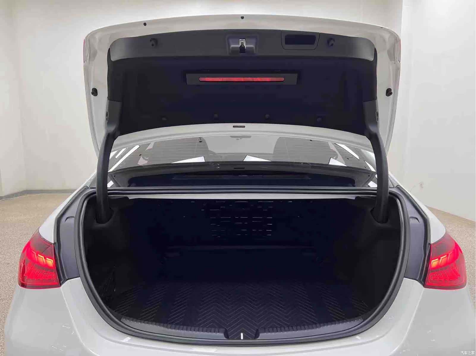 Mercedes-Benz C-Class, 2024 28