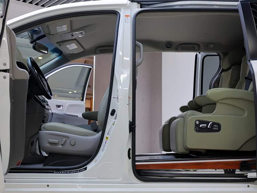 Toyota SIENNA 2017, фото 27