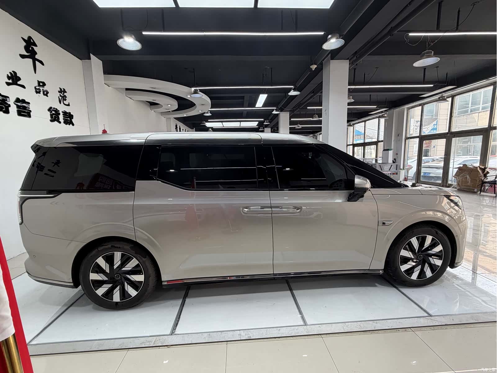 Volvo EM90, 2024 все фото