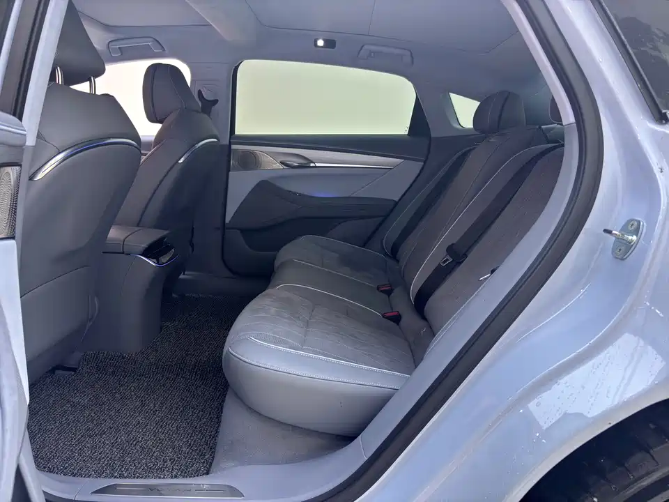 VOYAH Lantu chasing light