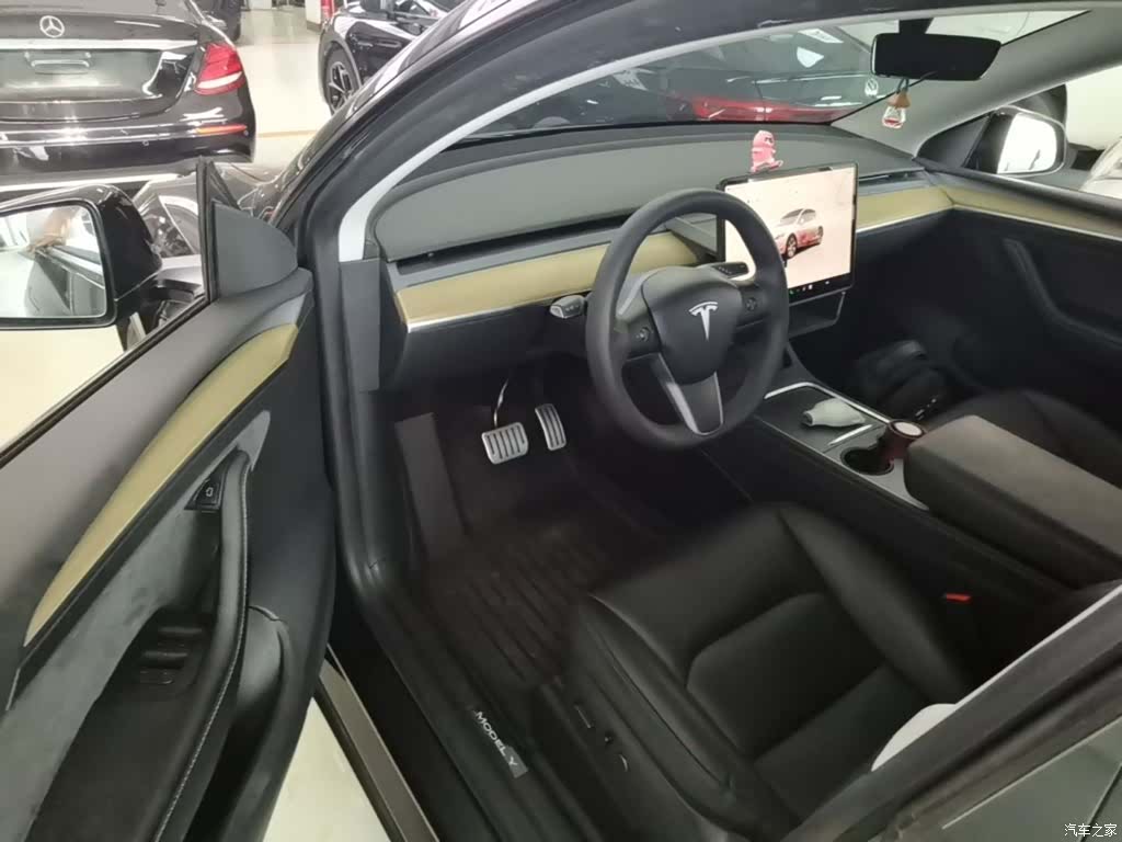 Tesla Model Y, 2023 16