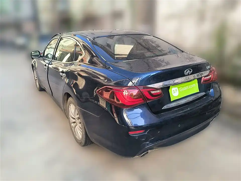 Infiniti Q70