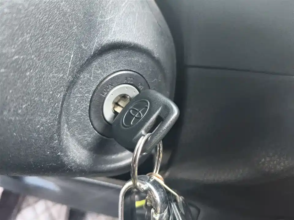 Toyota YARiS L to enjoy