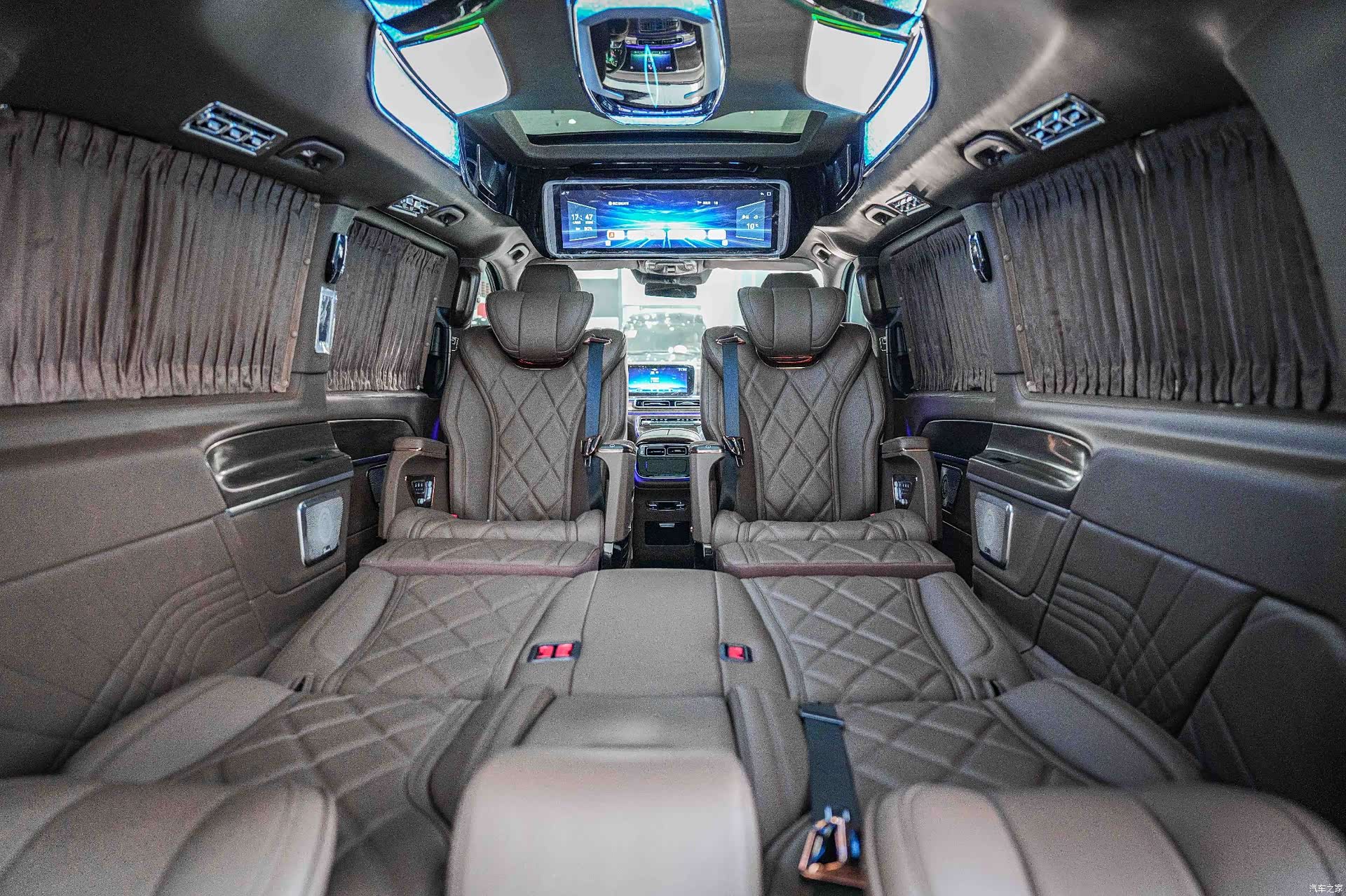 Mercedes-Benz V-Class, 2026 14