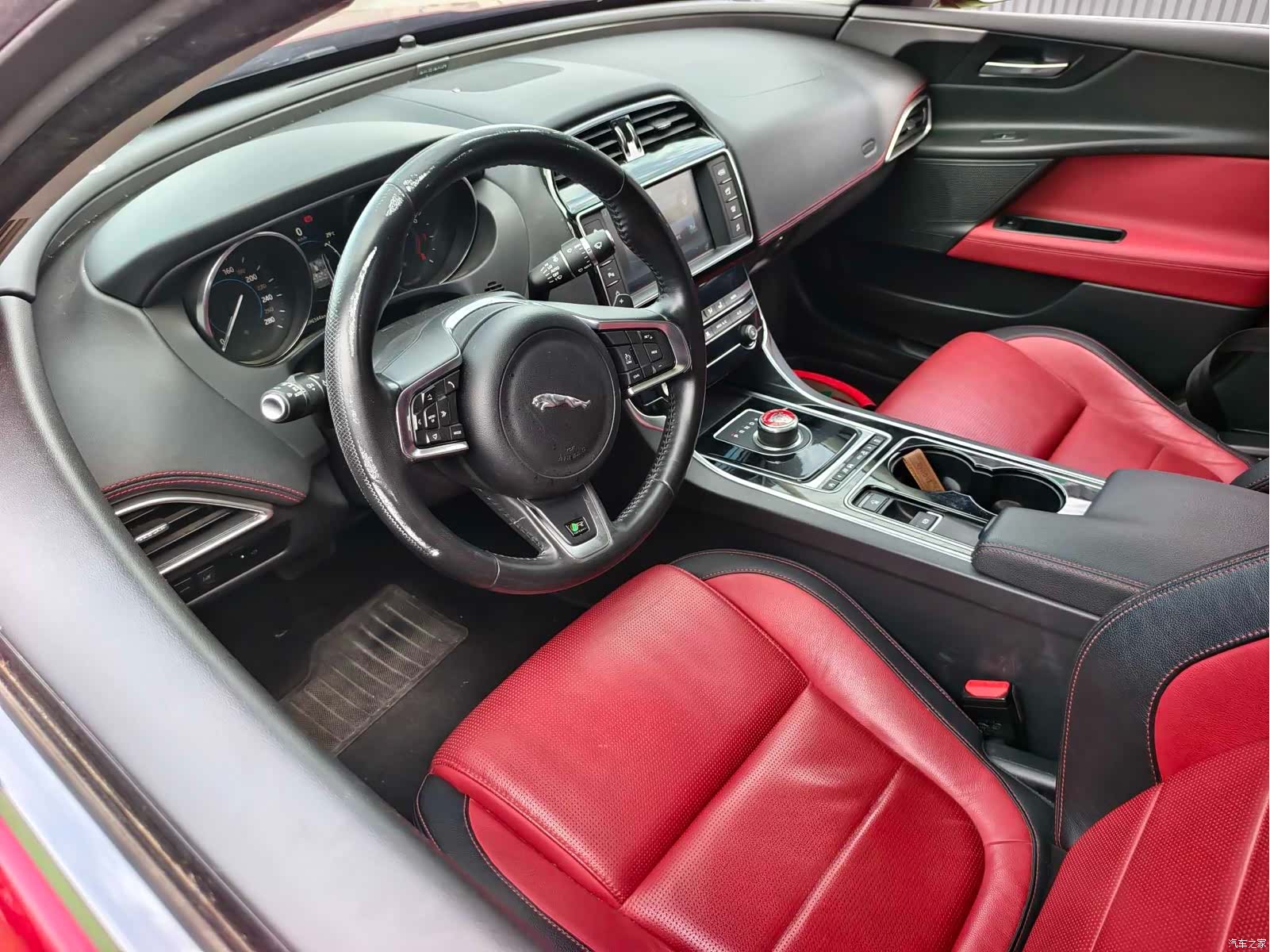 Jaguar XE, 2017 все фото